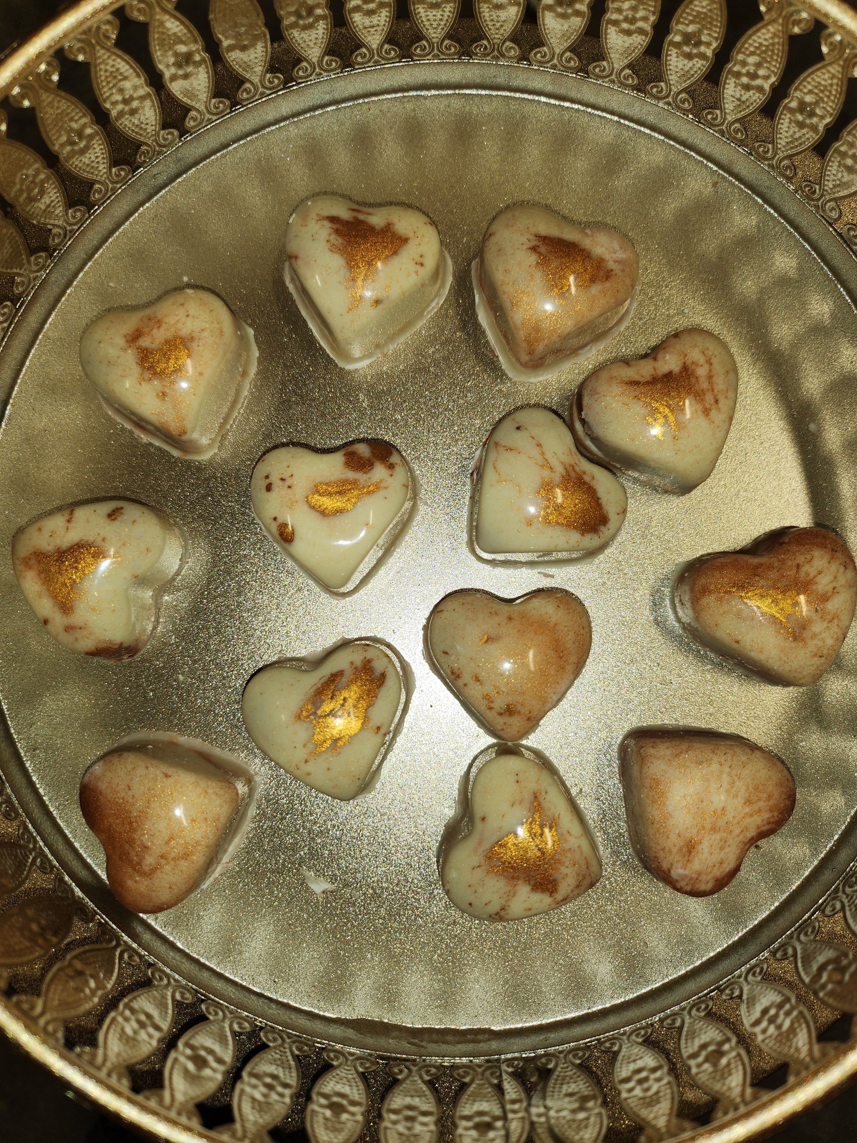 Luxe handgemaakte chocolade bonbons gevuld met sfouf sellou