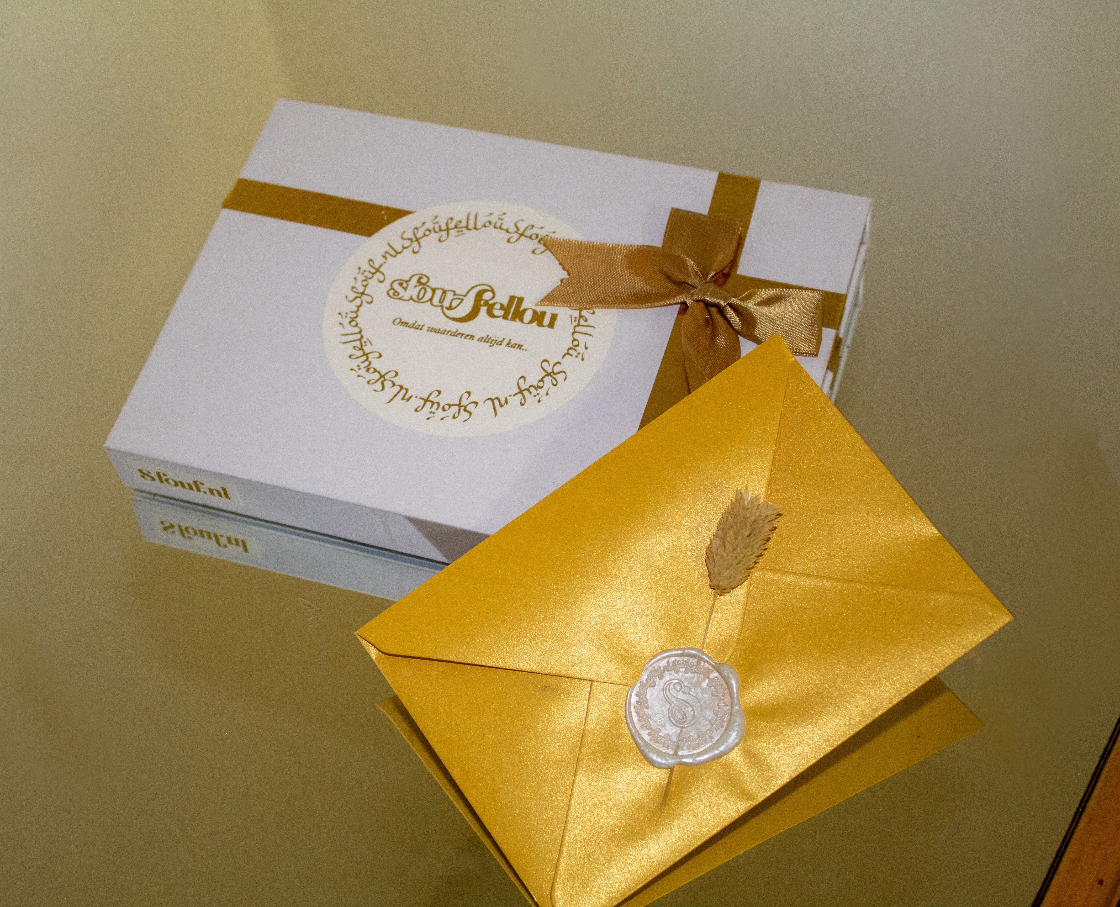 Ambachtelijk gemaakte sfouf sellou met persoonlijke kaart en stijlvolle verpakking