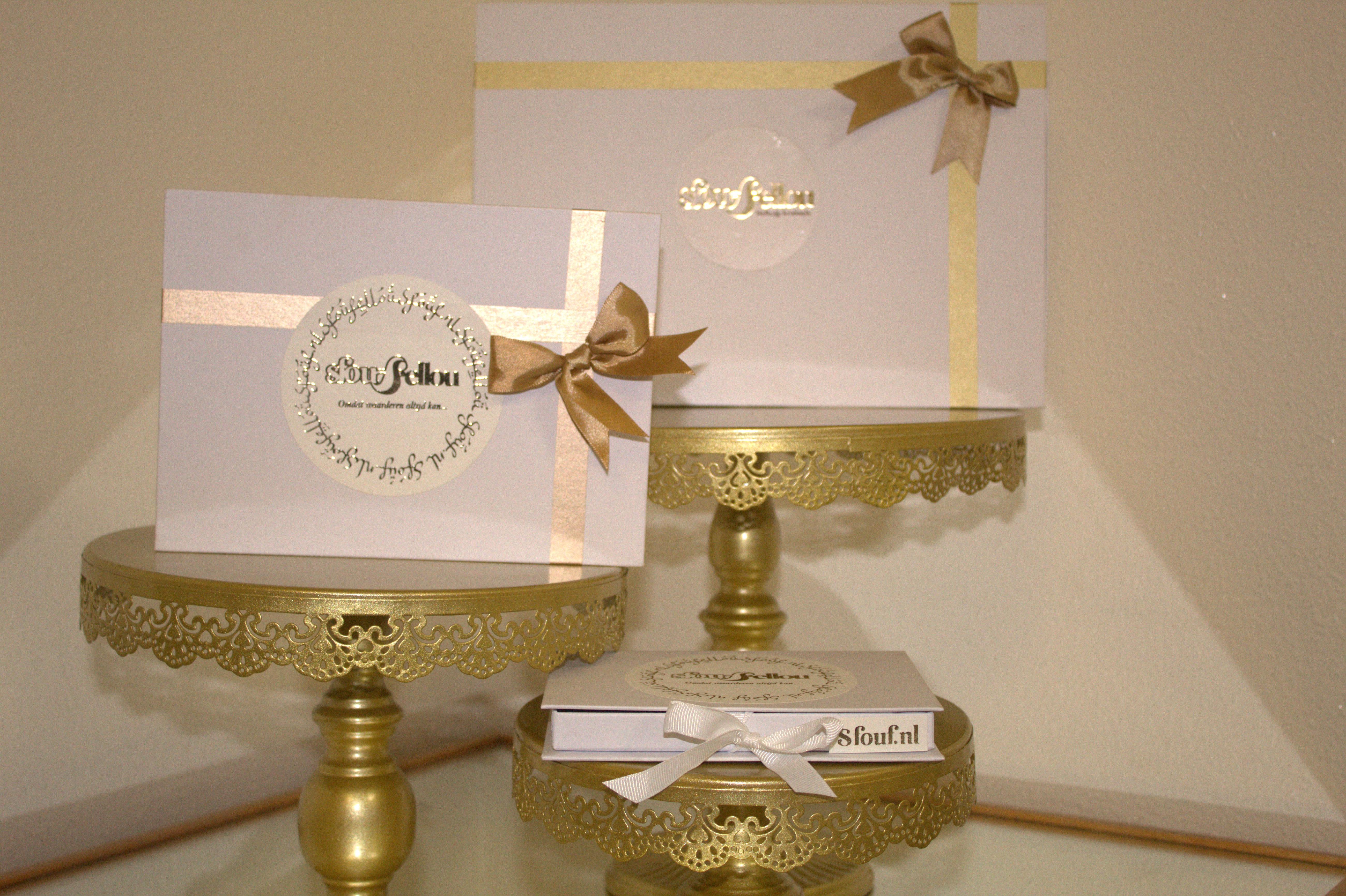 Geschenkverpakking met sfouf sellou en persoonlijke kaart