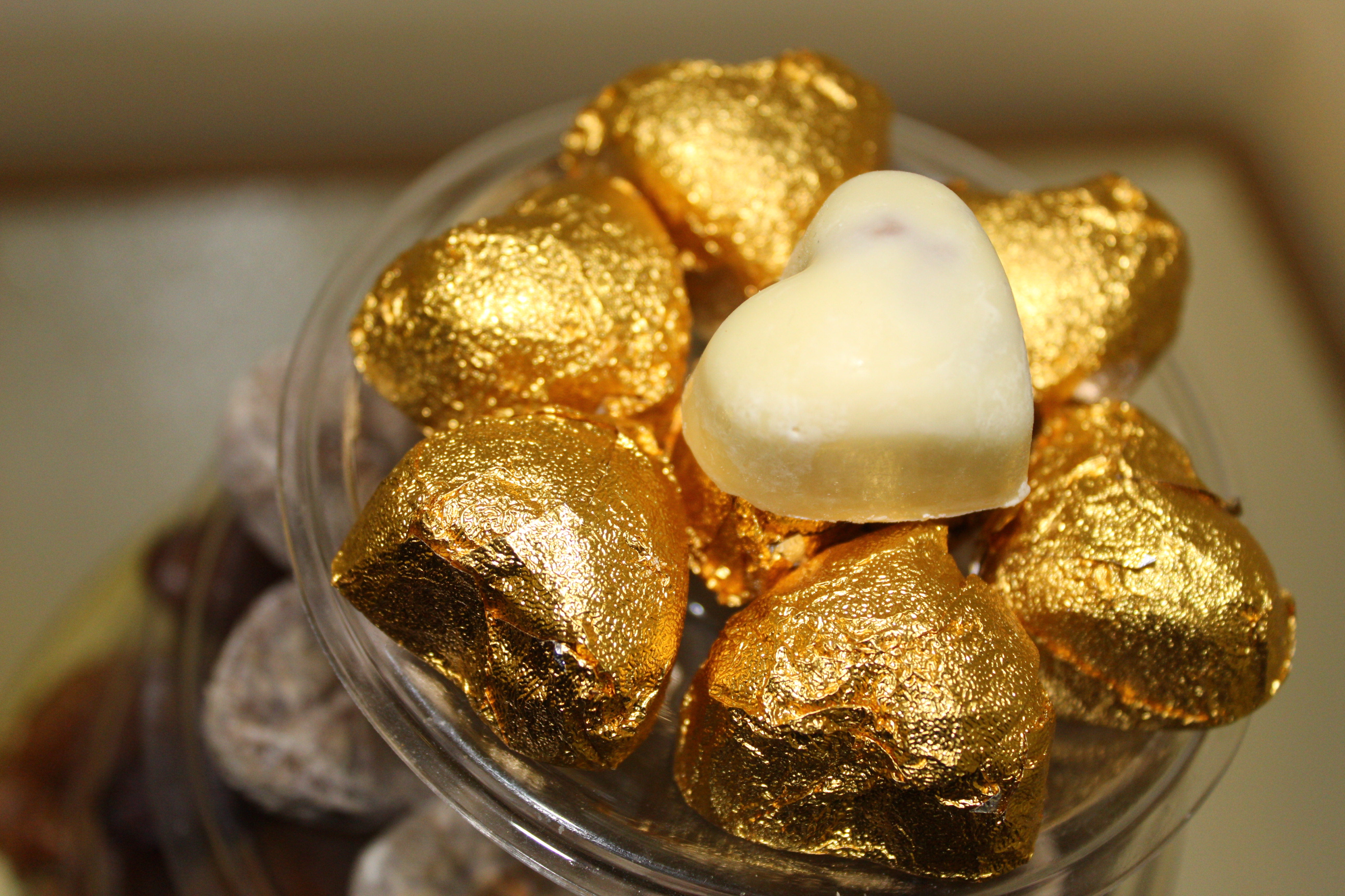 Luxe handgemaakte chocolade bonbons gevuld met sfouf sellou