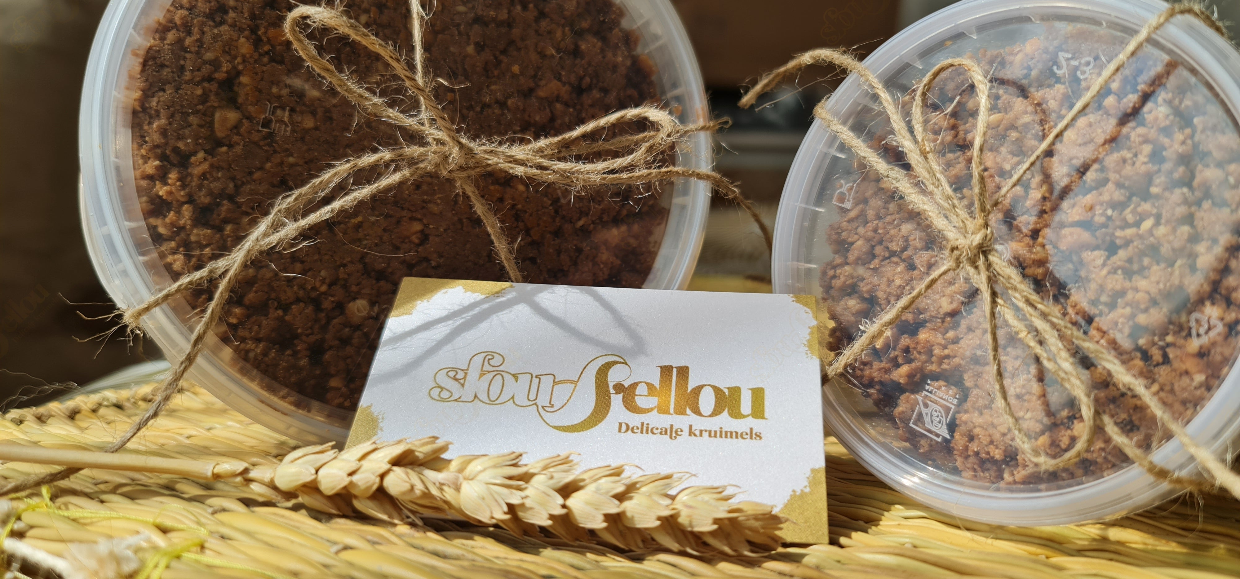 Decoratieve tafel met traditionele Arabische zoetigheden en servies